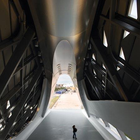 扎哈为萨格拉萨世博会而设计的大桥.jpg